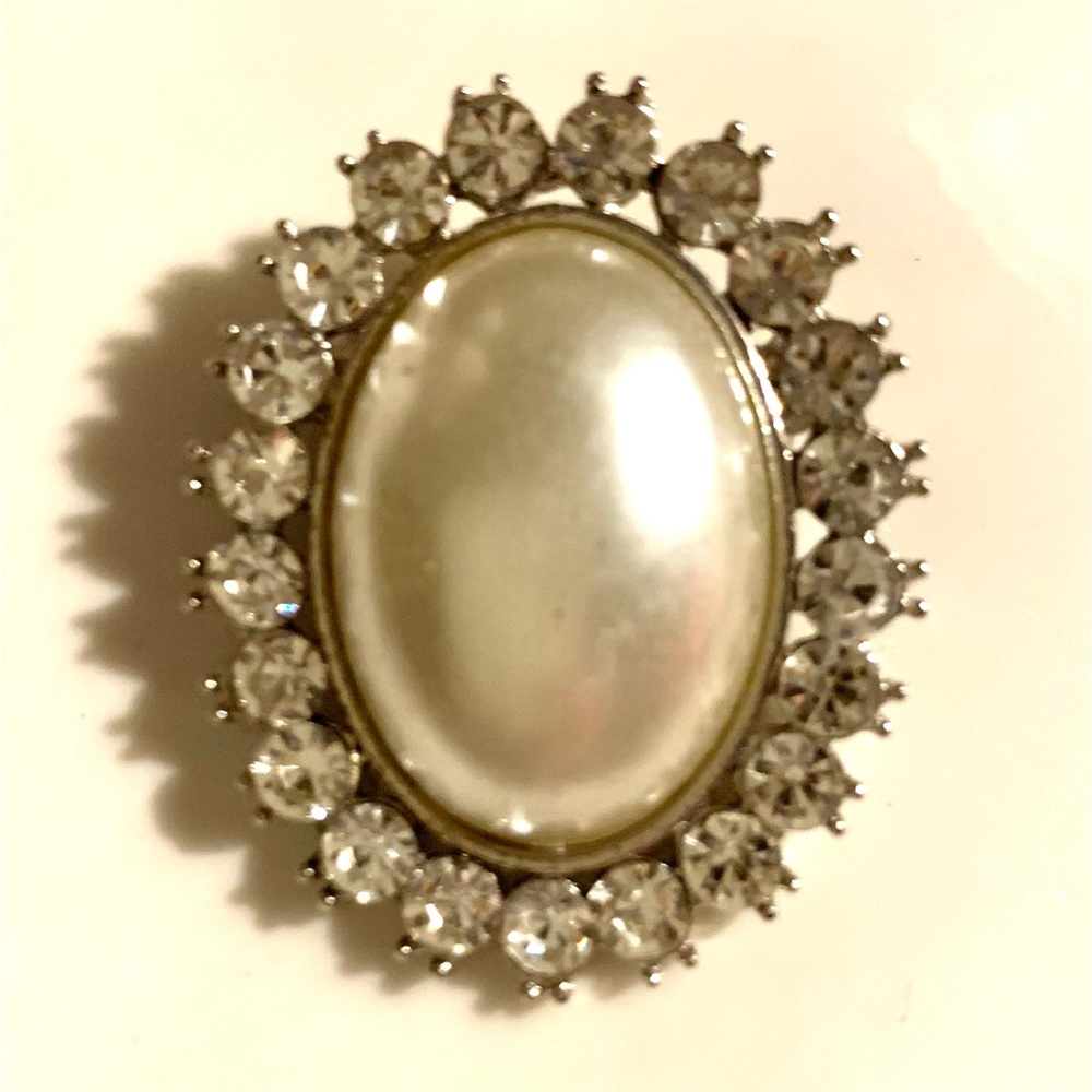 Elegant Silver and White Pearl Brooch